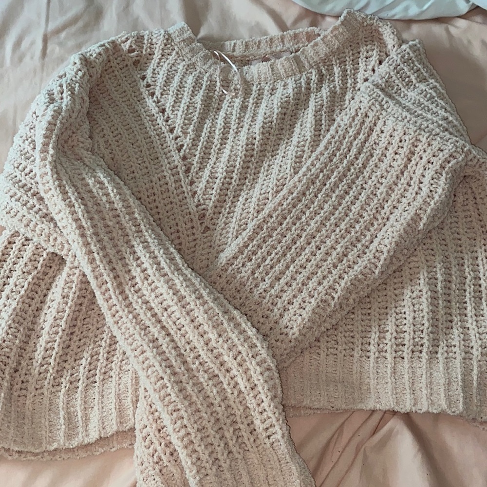 Medium salmon color knitted sweater